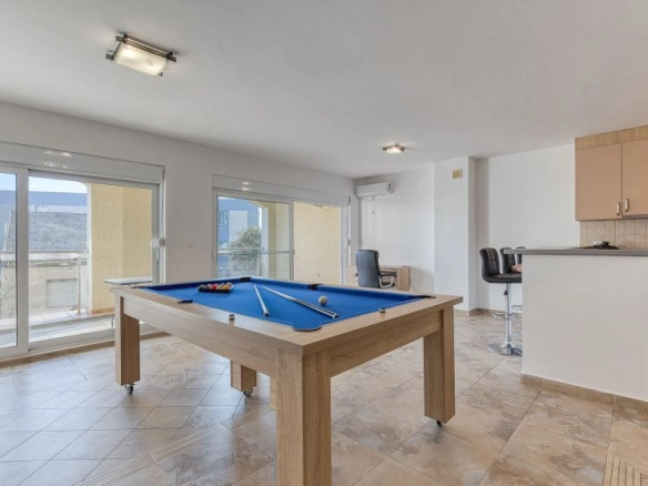 Izdavanje prostranog dvosobnog stana 120 m² sa privatnim dvorištem i garažnim mjestom – Lazi, Budva (Pet-Friendly) NA Duži PERIOD