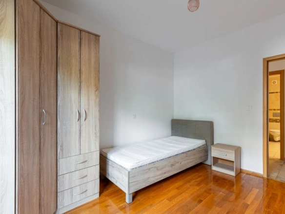 Izdavanje prostranog dvosobnog stana 120 m² sa privatnim dvorištem i garažnim mjestom – Lazi, Budva (Pet-Friendly) NA Duži PERIOD