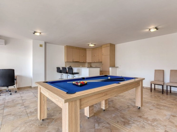 Izdavanje prostranog dvosobnog stana 120 m² sa privatnim dvorištem i garažnim mjestom – Lazi, Budva (Pet-Friendly) NA Duži PERIOD