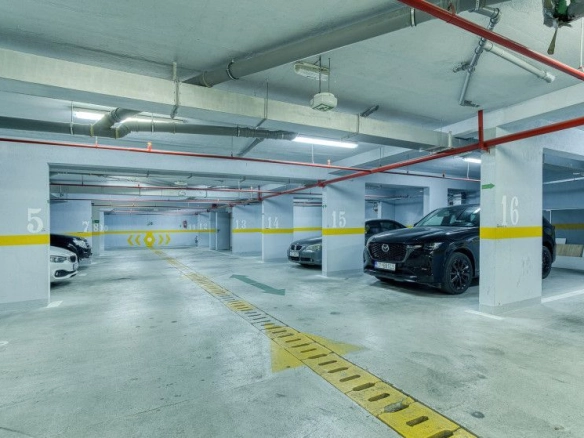 Izdavanje prostranog dvosobnog stana 120 m² sa privatnim dvorištem i garažnim mjestom – Lazi, Budva (Pet-Friendly) NA Duži PERIOD