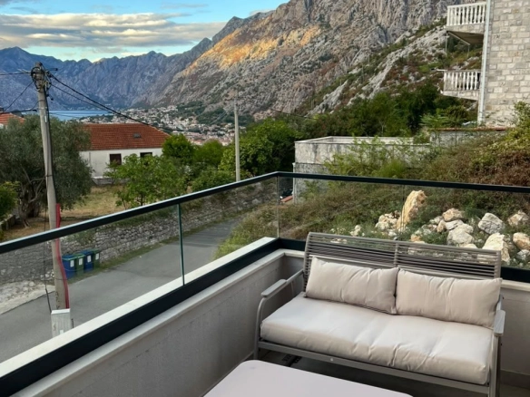 Izdavanje novog, kompletno opremljenog dvosobnog stana 72 m² sa pogledom na more – Škaljari, Kotor (na duži period)