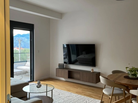 Izdavanje novog, kompletno opremljenog dvosobnog stana 72 m² sa pogledom na more – Škaljari, Kotor (na duži period)