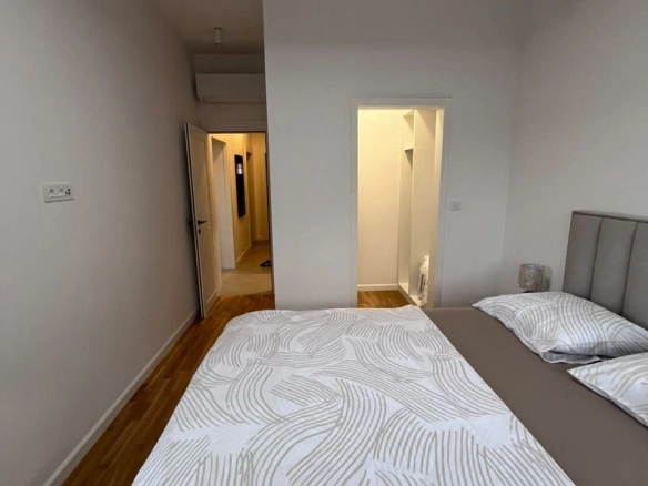Izdavanje novog, kompletno opremljenog dvosobnog stana 72 m² sa pogledom na more – Škaljari, Kotor (na duži period)