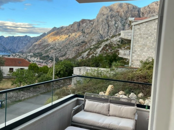 Izdavanje novog, kompletno opremljenog dvosobnog stana 72 m² sa pogledom na more – Škaljari, Kotor (na duži period)