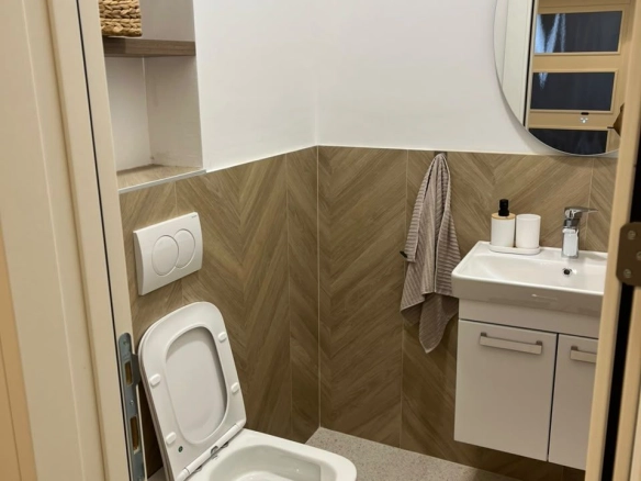 Izdavanje novog, kompletno opremljenog dvosobnog stana 72 m² sa pogledom na more – Škaljari, Kotor (na duži period)