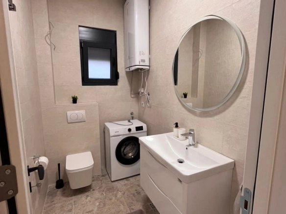 Izdavanje novog, kompletno opremljenog dvosobnog stana 72 m² sa pogledom na more – Škaljari, Kotor (na duži period)