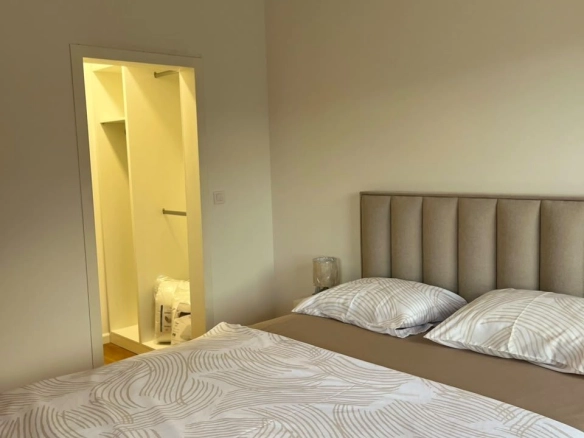 Izdavanje novog, kompletno opremljenog dvosobnog stana 72 m² sa pogledom na more – Škaljari, Kotor (na duži period)