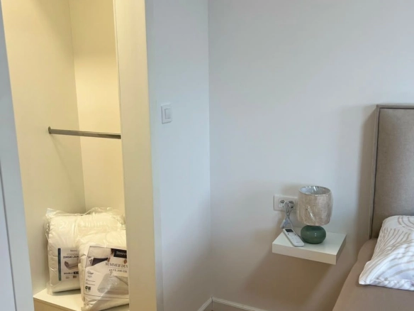 Izdavanje novog, kompletno opremljenog dvosobnog stana 72 m² sa pogledom na more – Škaljari, Kotor (na duži period)