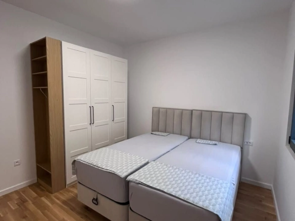 Izdavanje novog, kompletno opremljenog dvosobnog stana 72 m² sa pogledom na more – Škaljari, Kotor (na duži period)