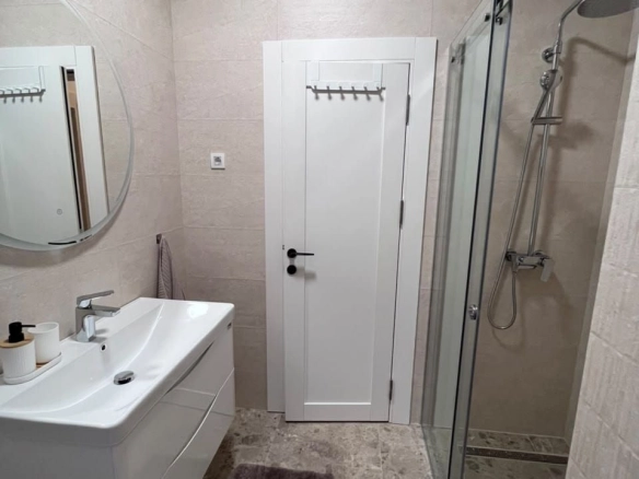 Izdavanje novog, kompletno opremljenog dvosobnog stana 72 m² sa pogledom na more – Škaljari, Kotor (na duži period)