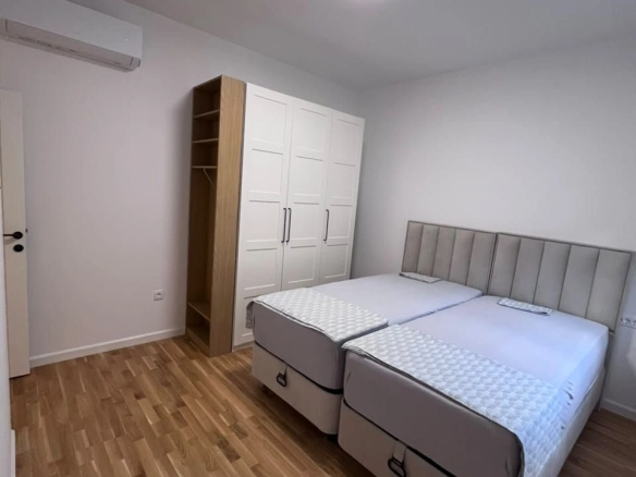 Izdavanje novog, kompletno opremljenog dvosobnog stana 72 m² sa pogledom na more – Škaljari, Kotor (na duži period)