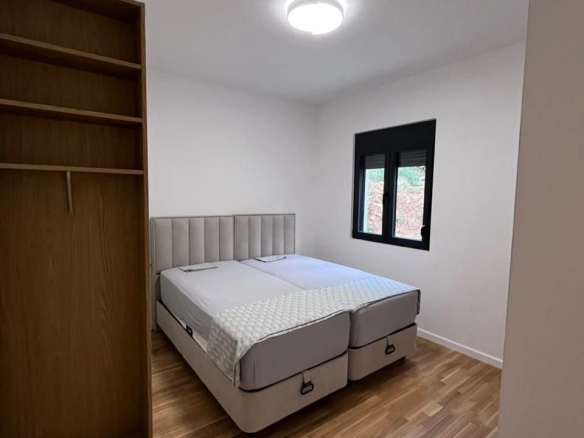 Izdavanje novog, kompletno opremljenog dvosobnog stana 72 m² sa pogledom na more – Škaljari, Kotor (na duži period)
