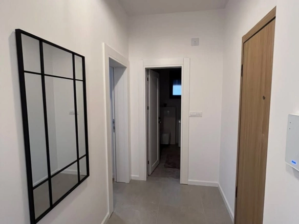 Izdavanje novog, kompletno opremljenog dvosobnog stana 72 m² sa pogledom na more – Škaljari, Kotor (na duži period)