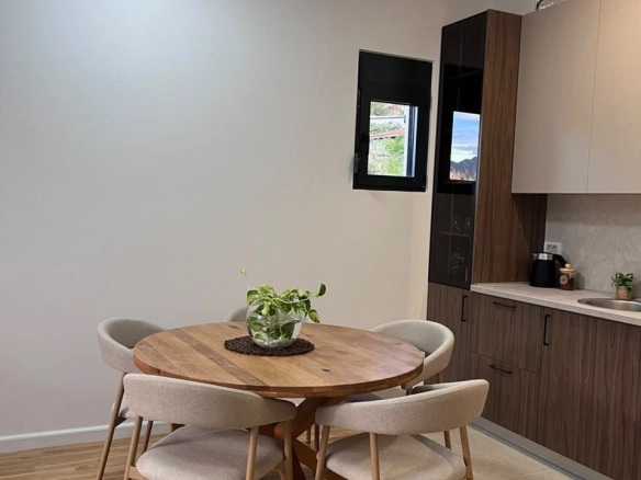 Izdavanje novog, kompletno opremljenog dvosobnog stana 72 m² sa pogledom na more – Škaljari, Kotor (na duži period)