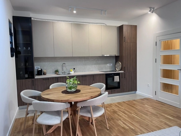 Izdavanje novog, kompletno opremljenog dvosobnog stana 72 m² sa pogledom na more – Škaljari, Kotor (na duži period)