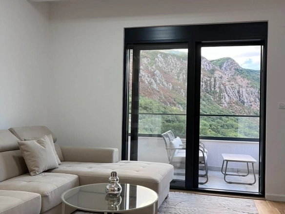 Izdavanje novog, kompletno opremljenog dvosobnog stana 72 m² sa pogledom na more – Škaljari, Kotor (na duži period)