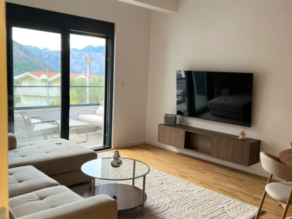 Izdavanje novog, kompletno opremljenog dvosobnog stana 72 m² sa pogledom na more – Škaljari, Kotor (na duži period)