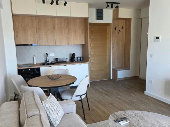 Izdavanje jednosobnog stana 53m² sa pogledom na more i garažnim mjestom– Budva, Lazi (na period do 30.04.2027)