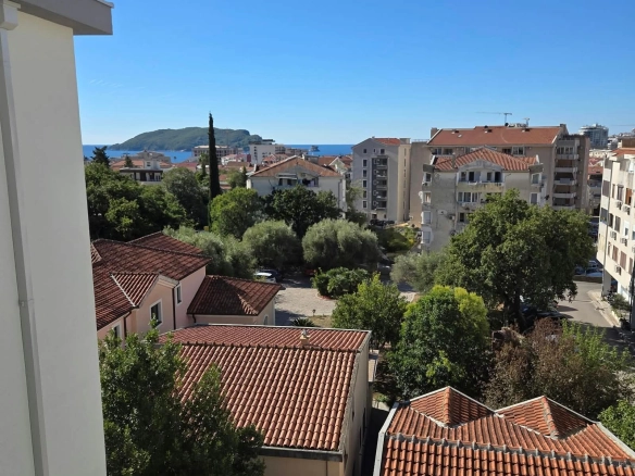 Izdavanje jednosobnog stana 53m² sa pogledom na more i garažnim mjestom– Budva, Lazi (na period do 30.04.2027)