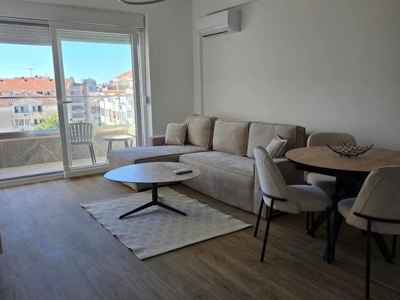 Izdavanje jednosobnog stana 53m² sa pogledom na more i garažnim mjestom– Budva, Lazi (na period do 30.04.2027)