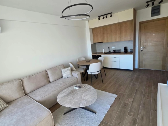 Izdavanje jednosobnog stana 53m² sa pogledom na more i garažnim mjestom– Budva, Lazi (na period do 30.04.2027)