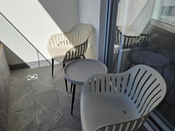 Izdavanje jednosobnog stana 53m² sa pogledom na more i garažnim mjestom– Budva, Lazi (na period do 30.04.2027)