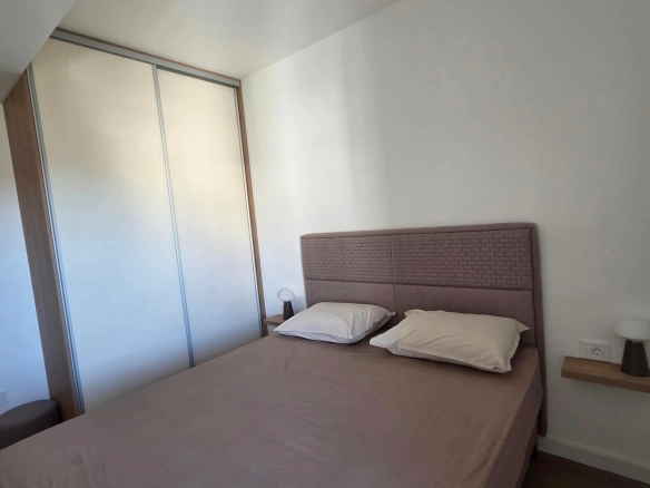 Izdavanje jednosobnog stana 53m² sa pogledom na more i garažnim mjestom– Budva, Lazi (na period do 30.04.2027)