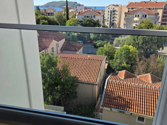 Izdavanje jednosobnog stana 53m² sa pogledom na more i garažnim mjestom– Budva, Lazi (na period do 30.04.2027)