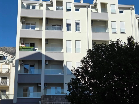 Izdavanje jednosobnog stana 53m² sa pogledom na more i garažnim mjestom– Budva, Lazi (na period do 30.04.2027)