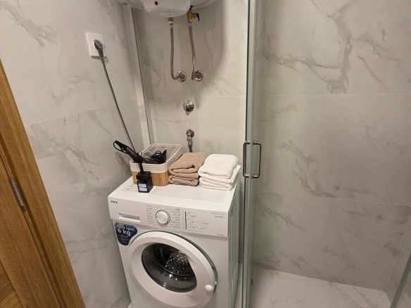 Izdavanje jednosobnog stana 53m² sa pogledom na more i garažnim mjestom– Budva, Lazi (na period do 30.04.2027)
