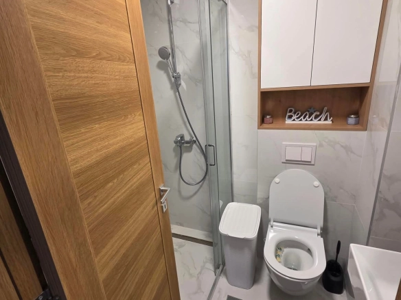 Izdavanje jednosobnog stana 53m² sa pogledom na more i garažnim mjestom– Budva, Lazi (na period do 30.04.2027)