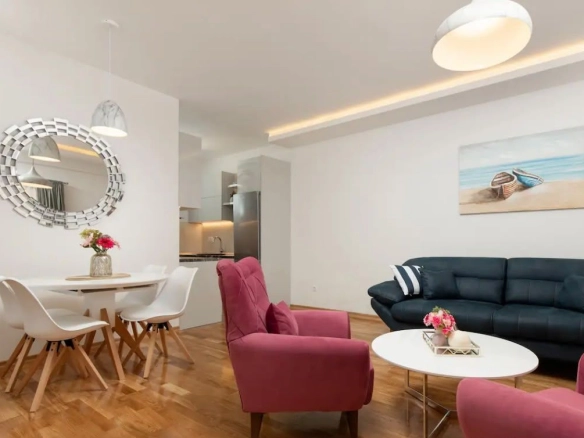 Prodaja dvosobnog stana 71 m² sa garažom 14 m² – 200 m od mora i Slovenske plaže, Budva
