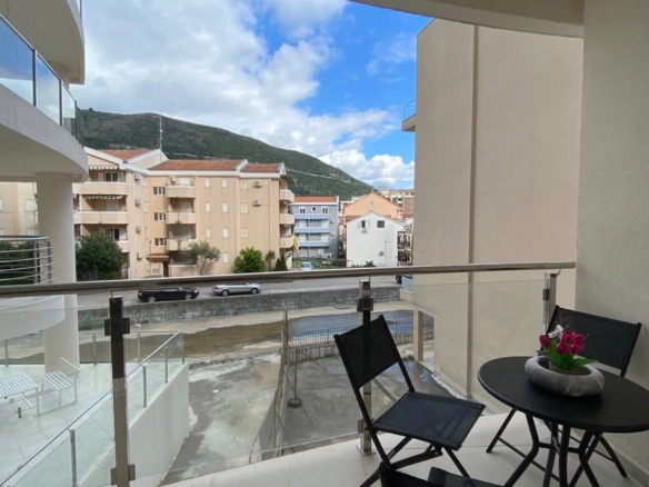 Prodaja dvosobnog stana 71 m² sa garažom 14 m² – 200 m od mora i Slovenske plaže, Budva