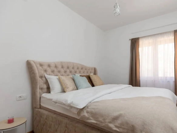 Prodaja dvosobnog stana 71 m² sa garažom 14 m² – 200 m od mora i Slovenske plaže, Budva