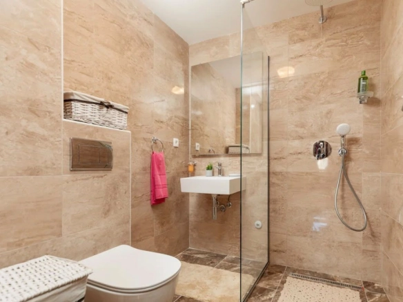 Prodaja dvosobnog stana 71 m² sa garažom 14 m² – 200 m od mora i Slovenske plaže, Budva