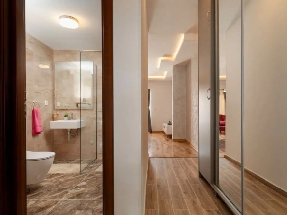 Prodaja dvosobnog stana 71 m² sa garažom 14 m² – 200 m od mora i Slovenske plaže, Budva