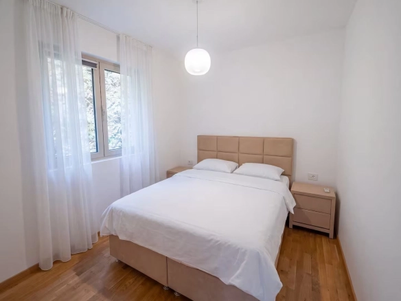 Moderno opremljen dvosoban stan u Bečićima (Izdavanje na period do 01.06.2027)