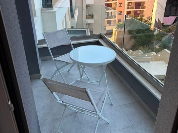 Moderno opremljen dvosoban stan u Bečićima (Izdavanje na period do 01.06.2027)