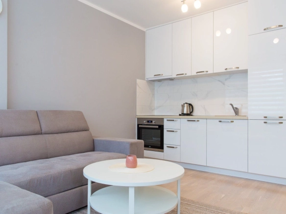 Izdavanje opremljenog jednosobnog stana 50 m² u zgradi Fontana – 150 m od mora, centar Budve (NA PERIOD DO 01.06.2027)