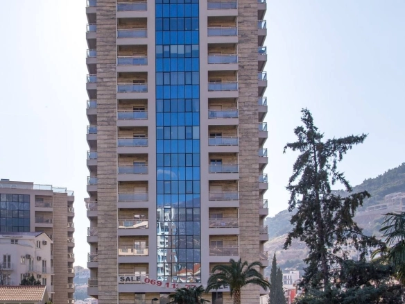 Izdavanje opremljenog jednosobnog stana 50 m² u zgradi Fontana – 150 m od mora, centar Budve (NA PERIOD DO 01.06.2027)