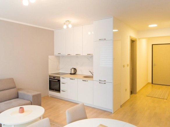 Izdavanje opremljenog jednosobnog stana 50 m² u zgradi Fontana – 150 m od mora, centar Budve (NA PERIOD DO 01.06.2027)