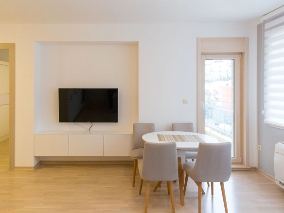 Izdavanje opremljenog jednosobnog stana 50 m² u zgradi Fontana – 150 m od mora, centar Budve (NA PERIOD DO 01.06.2027)