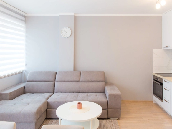 Izdavanje opremljenog jednosobnog stana 50 m² u zgradi Fontana – 150 m od mora, centar Budve (NA PERIOD DO 01.06.2027)