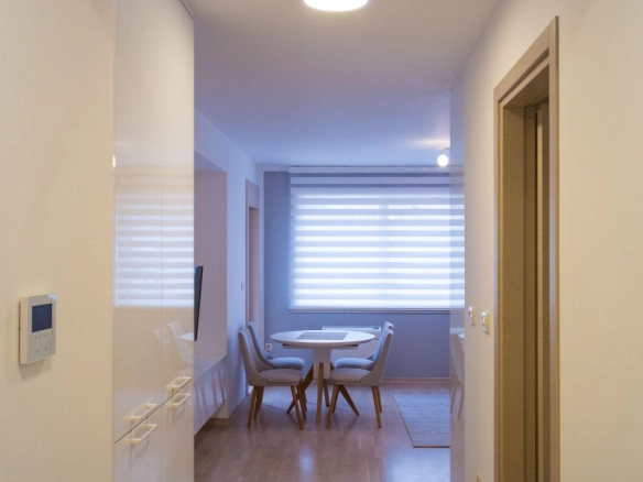 Izdavanje opremljenog jednosobnog stana 50 m² u zgradi Fontana – 150 m od mora, centar Budve (NA PERIOD DO 01.06.2027)