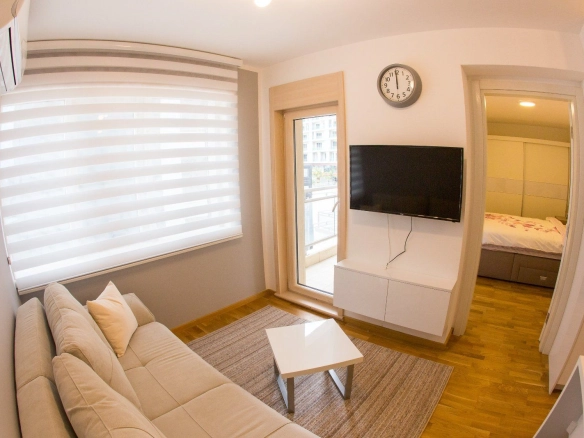 Izdavanje opremljenog jednosobnog stana 42m² u zgradi Fontana – 150 m od mora, centar Budve (NA PERIOD DO 01.06.2027)