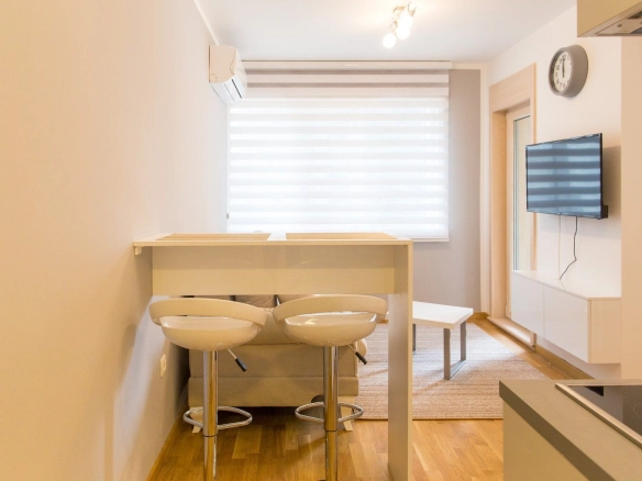 Izdavanje opremljenog jednosobnog stana 42m² u zgradi Fontana – 150 m od mora, centar Budve (NA PERIOD DO 01.06.2027)