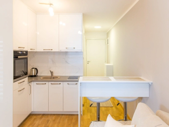 Izdavanje opremljenog jednosobnog stana 42m² u zgradi Fontana – 150 m od mora, centar Budve (NA PERIOD DO 01.06.2027)