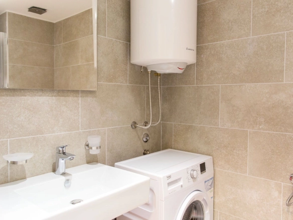 Izdavanje opremljenog jednosobnog stana 42m² u zgradi Fontana – 150 m od mora, centar Budve (NA PERIOD DO 01.06.2027)