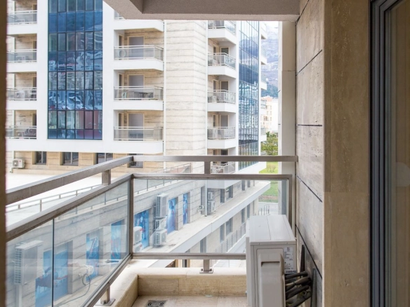 Izdavanje opremljenog jednosobnog stana 42m² u zgradi Fontana – 150 m od mora, centar Budve (NA PERIOD DO 01.06.2027)