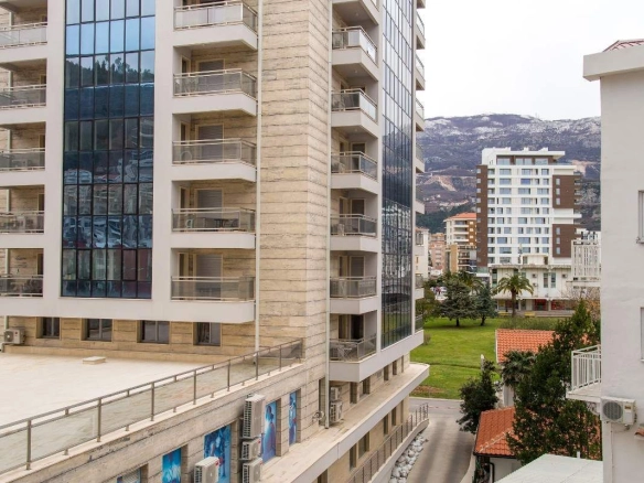 Izdavanje opremljenog jednosobnog stana 42m² u zgradi Fontana – 150 m od mora, centar Budve (NA PERIOD DO 01.06.2027)